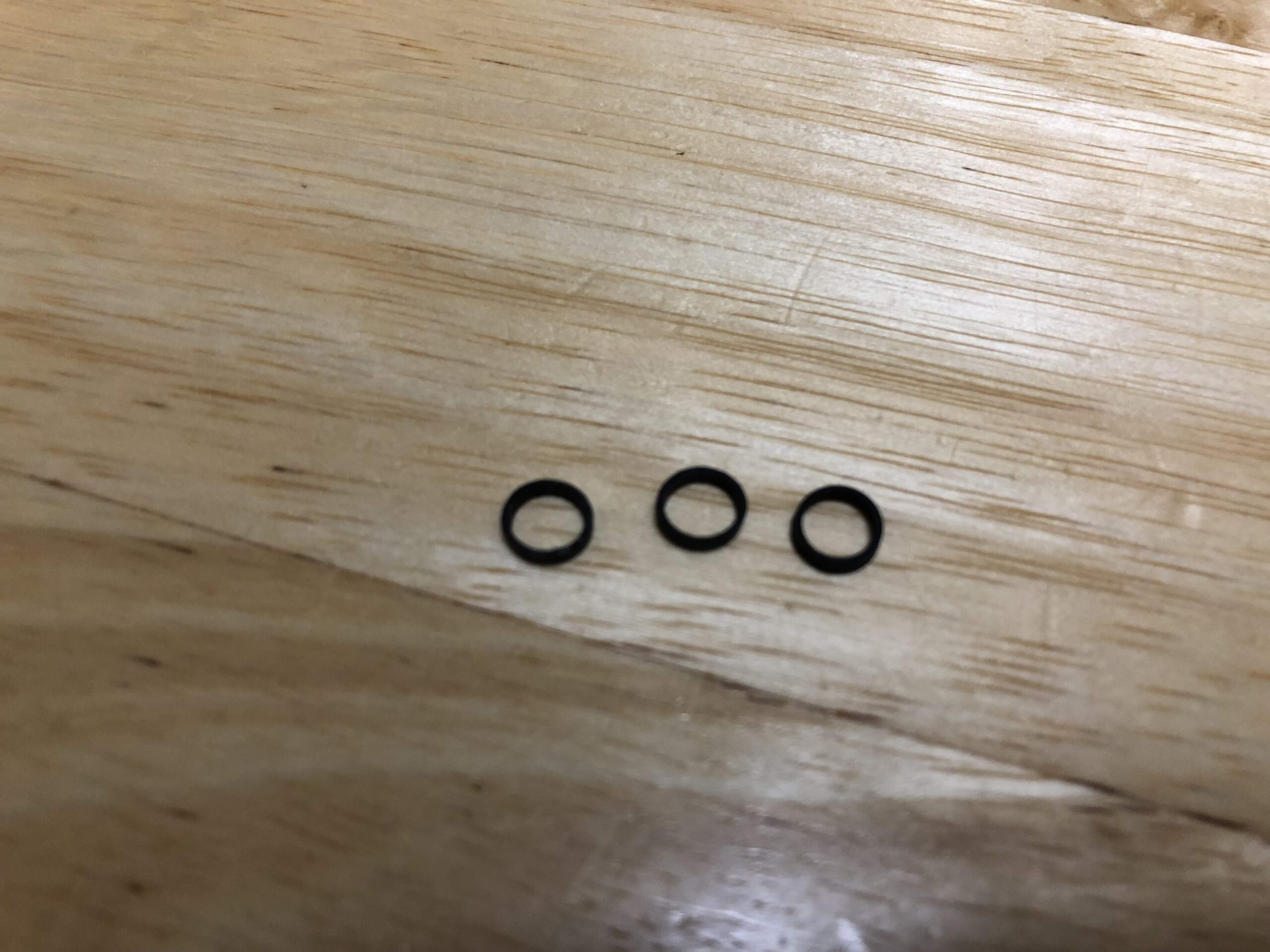 交換されたゴムパーツ3つ