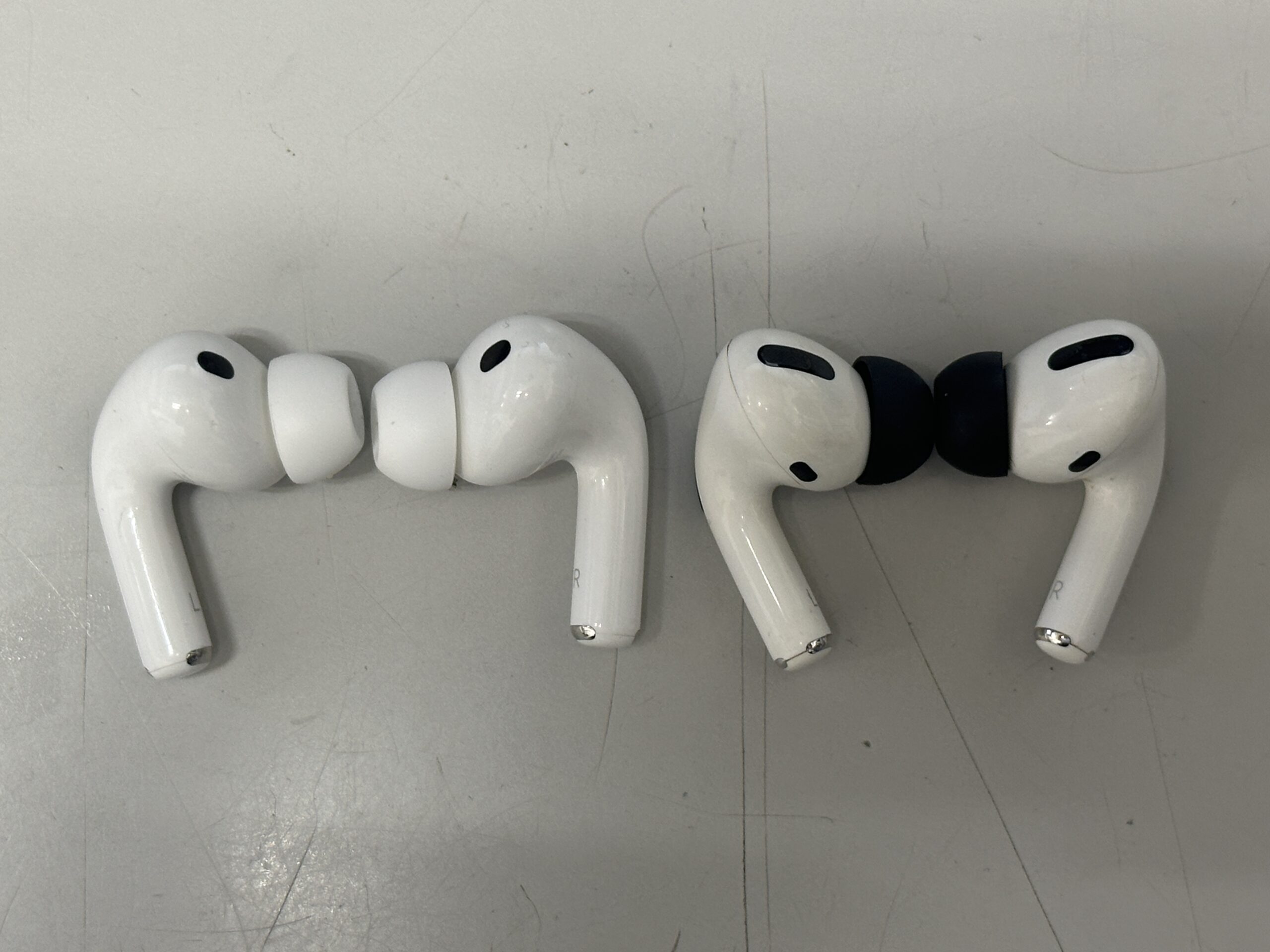 左は純正チップ付きAirPods Pro 3、右は黒い社外チップ付き初代