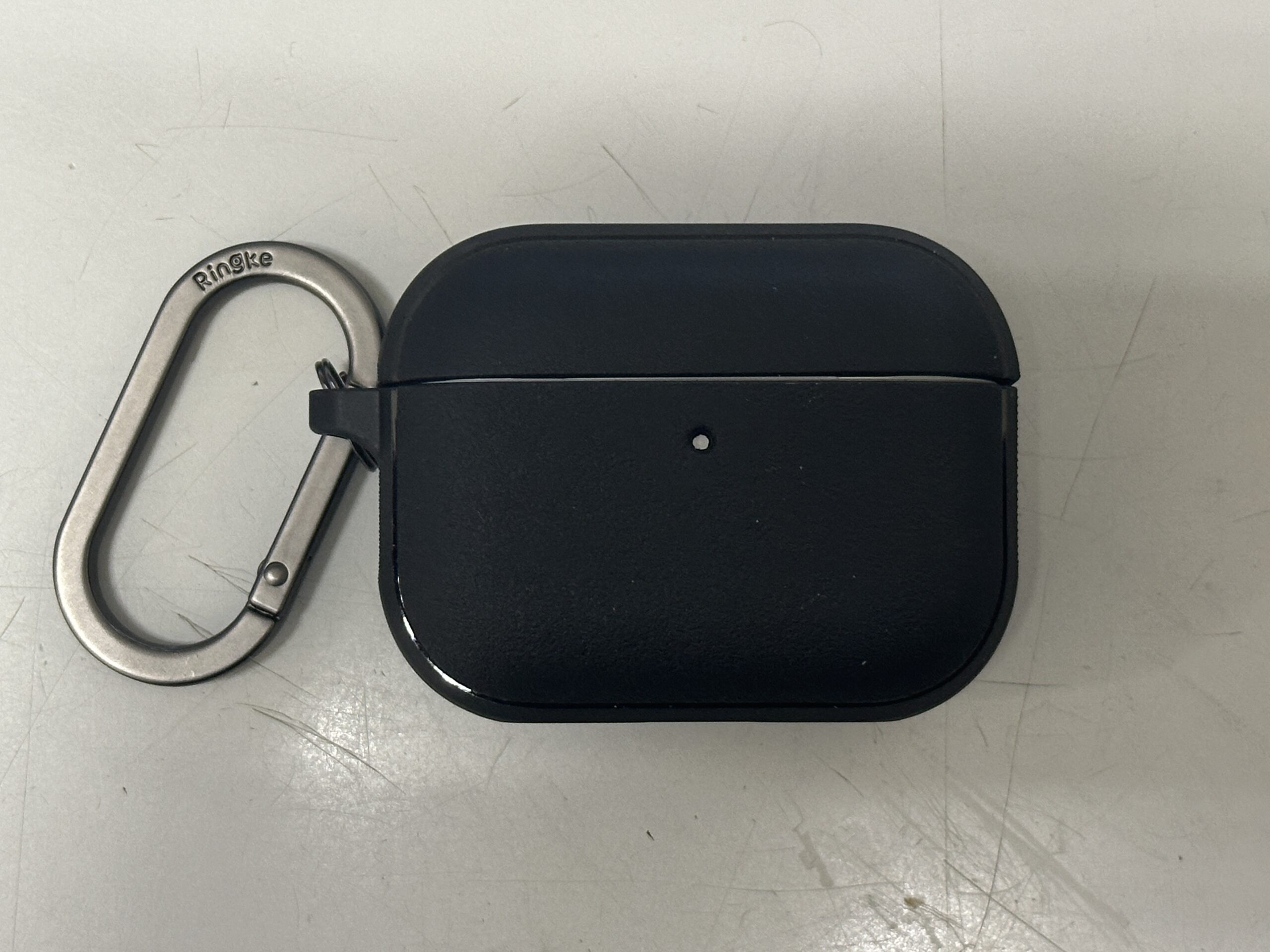 黒いRingke Onyx Magneticを付けたAirPods Pro 3と付属カラビナ