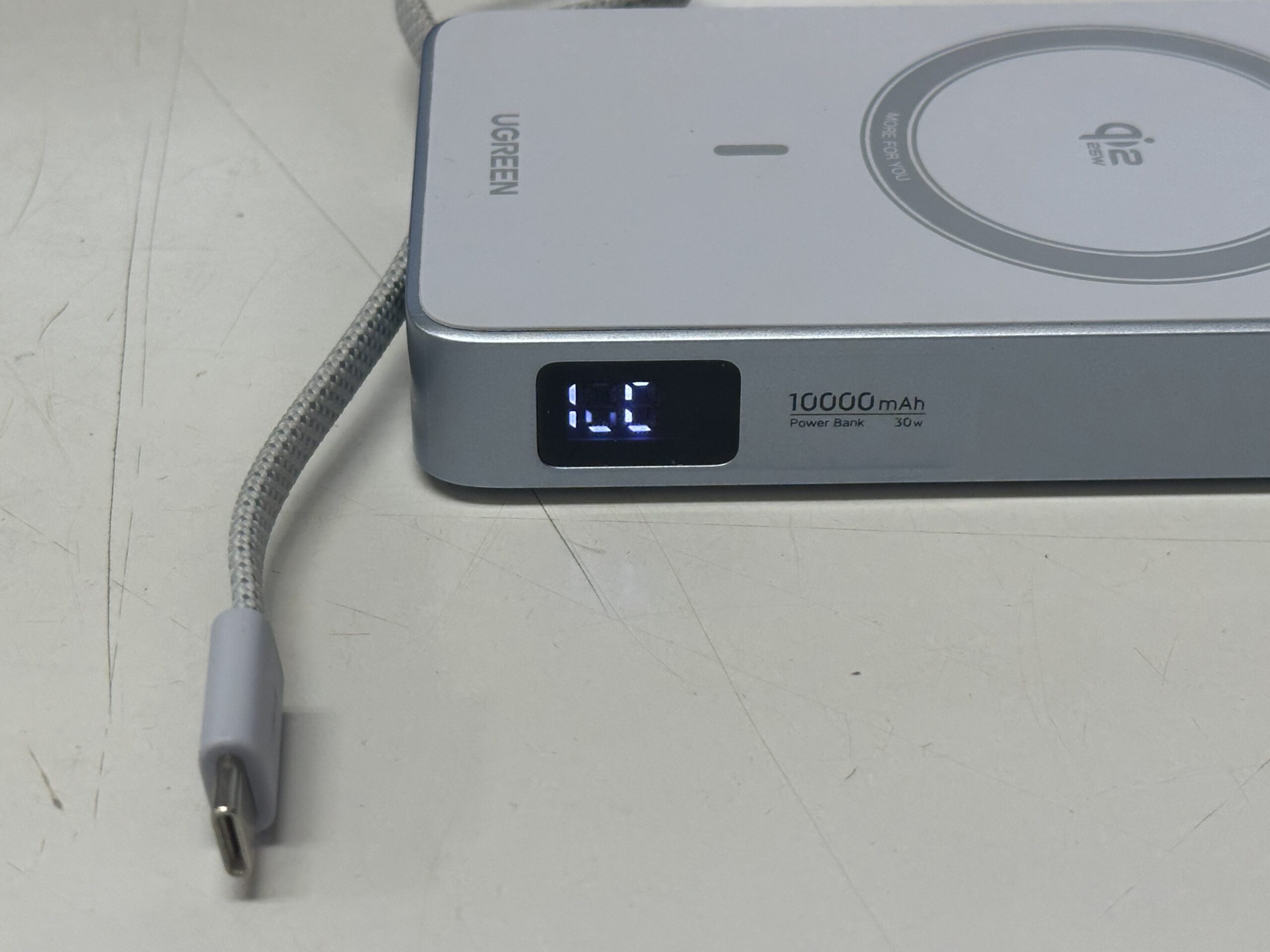 UGREEN PB773の内蔵USB-Cケーブルと側面の残量表示