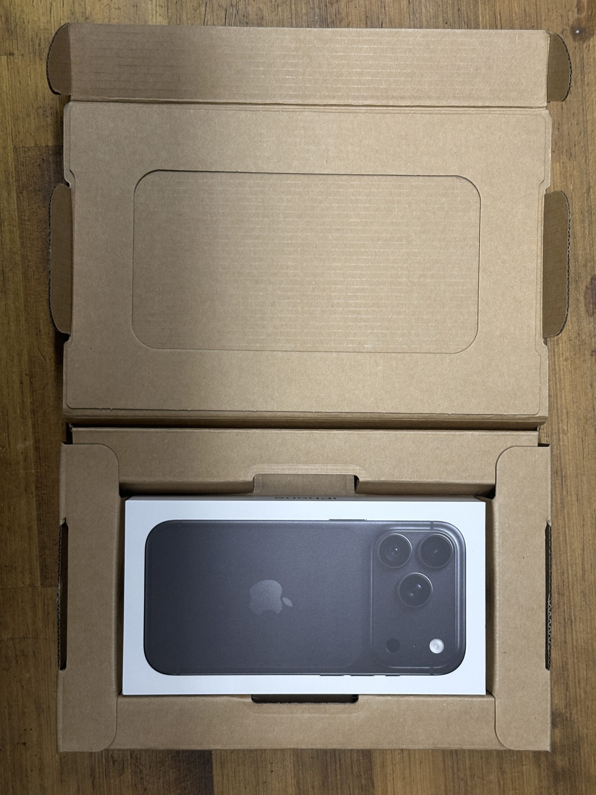 iPhone 18 Proの外箱を配送用の箱から取り出した状態