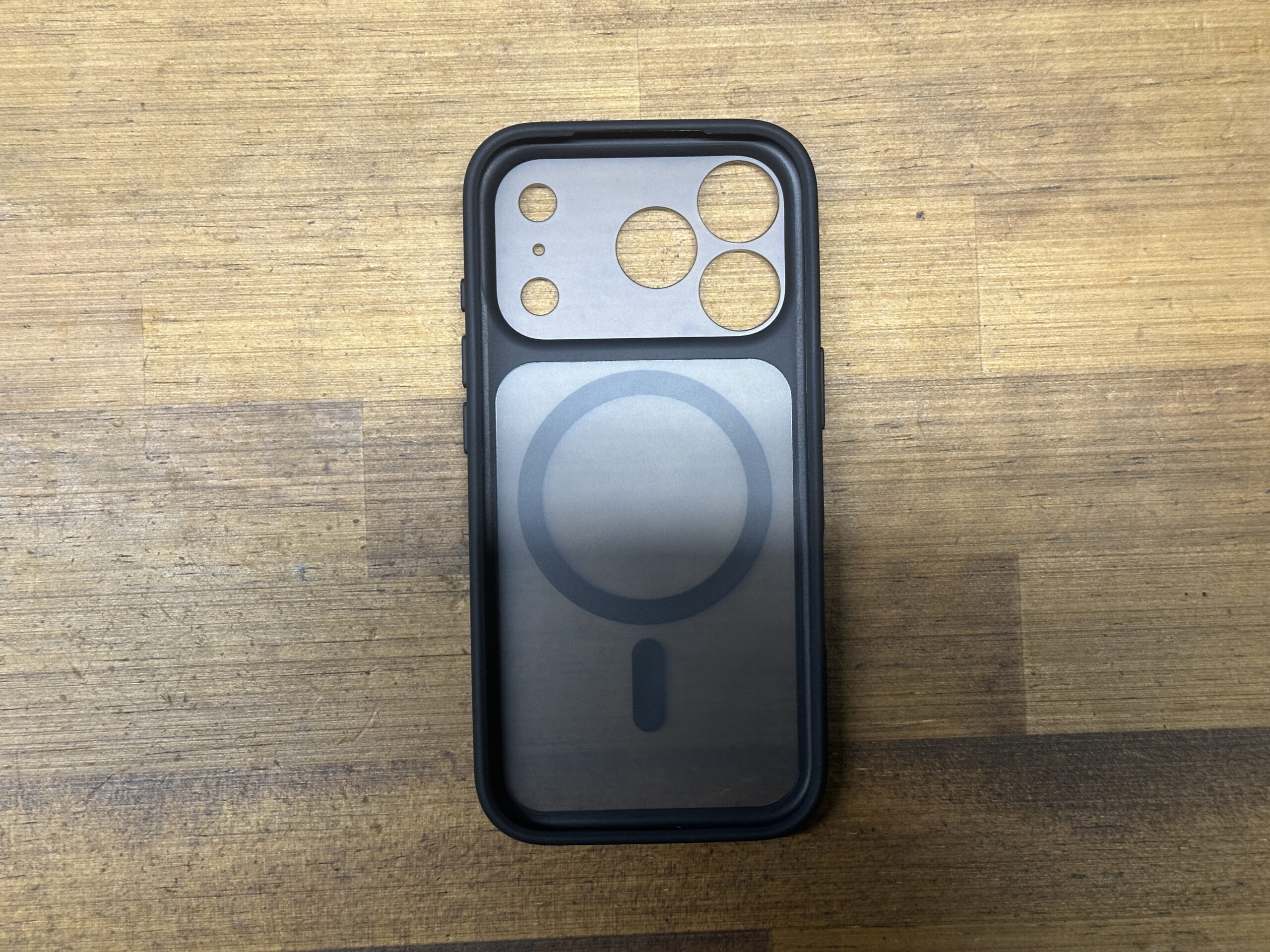 TOCOL iPhone 18 Pro用ケースの内側とカメラ開口部