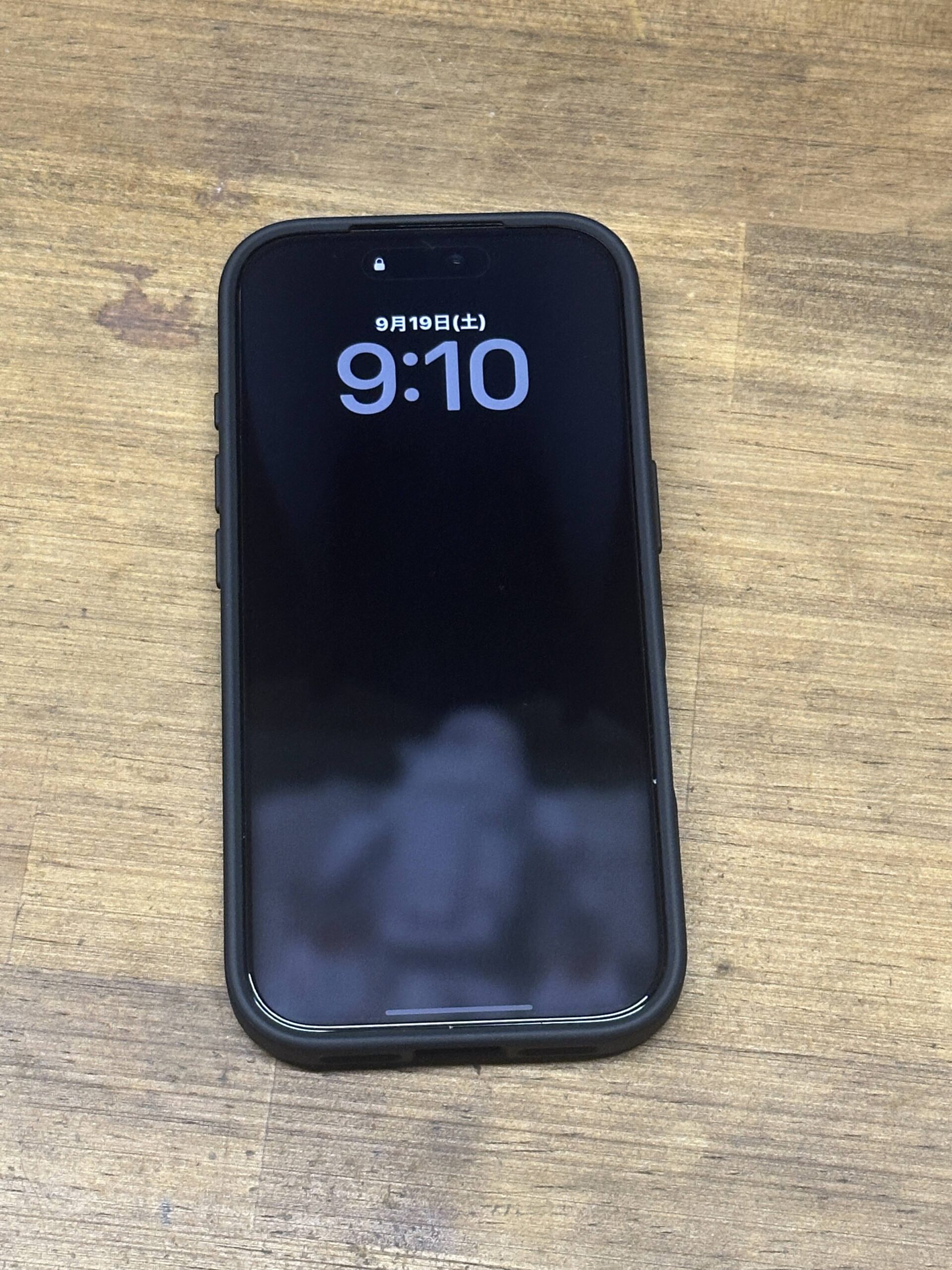 iPhone 18 Proにガラスフィルムとケースを装着した正面