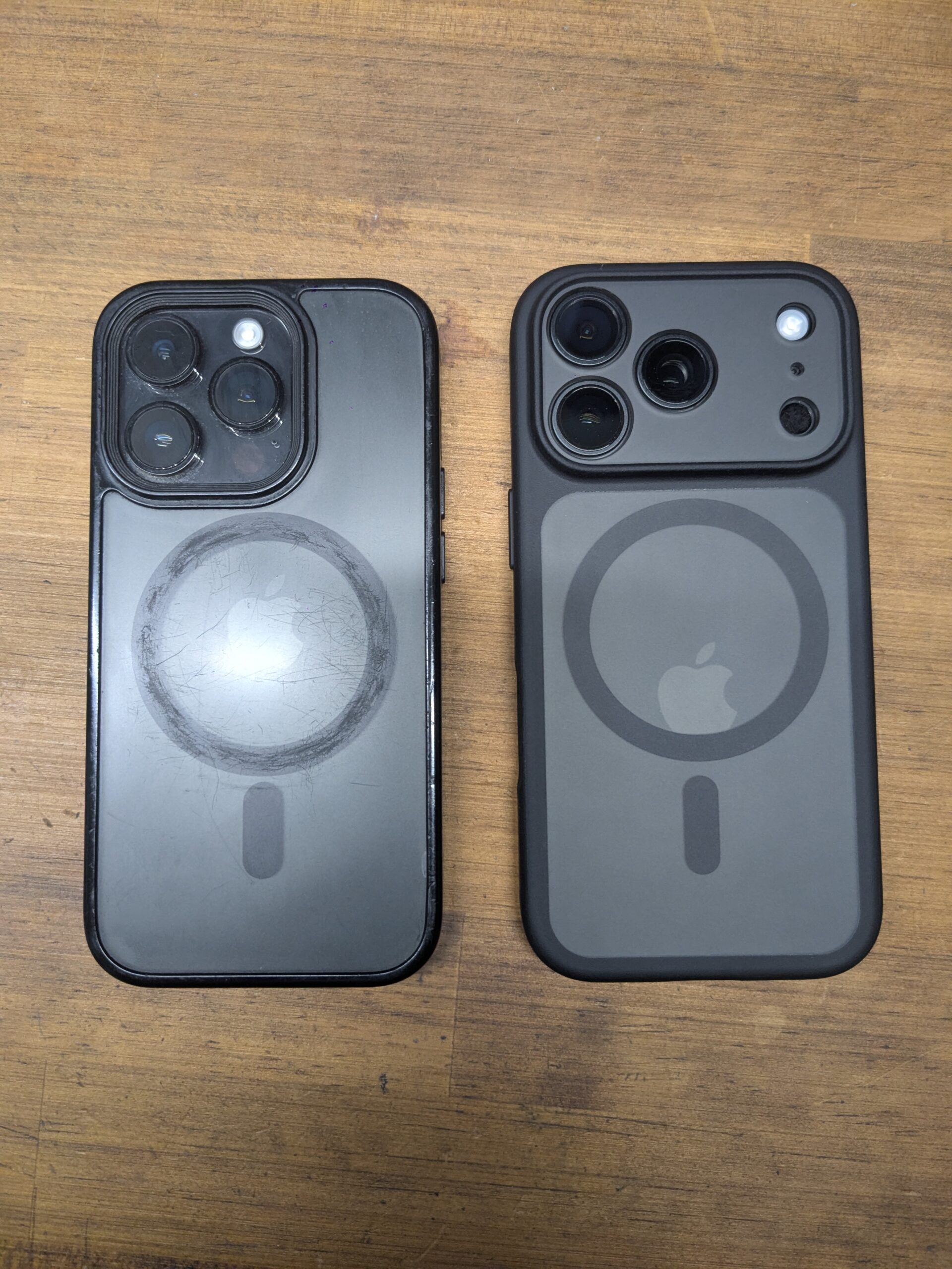 旧機種とiPhone 18 Pro用TOCOLケースのカメラ周りを比較した写真